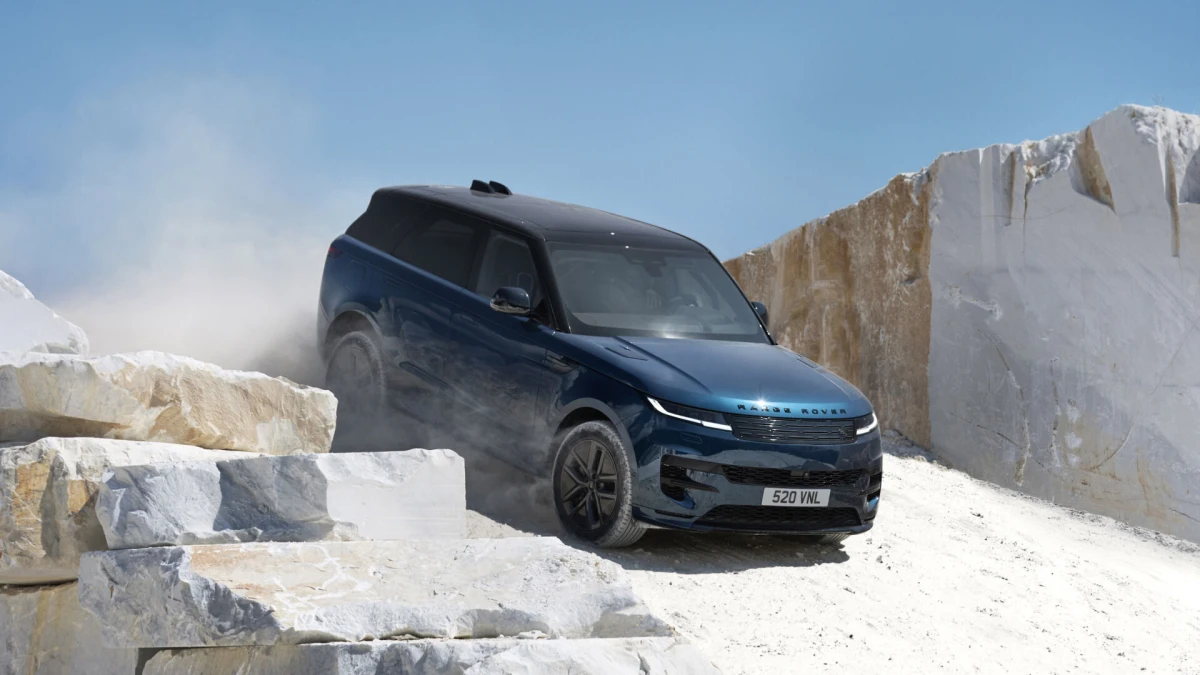 Pirmasis visiškai elektrinis „Range Rover Sport“: 550 arklio galių jėga ir ekstremalūs bandymai marmuro karjeruose