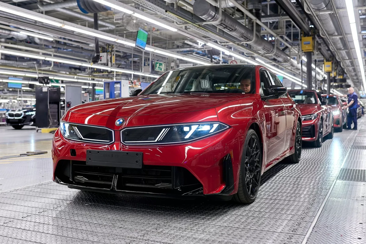 „BMW“ ruošiasi blogiausiam scenarijui: dirbtinis intelektas vietoje darbuotojų, jokių dyzelinių „trečiukų“ ir naujas milžiniškas SUV