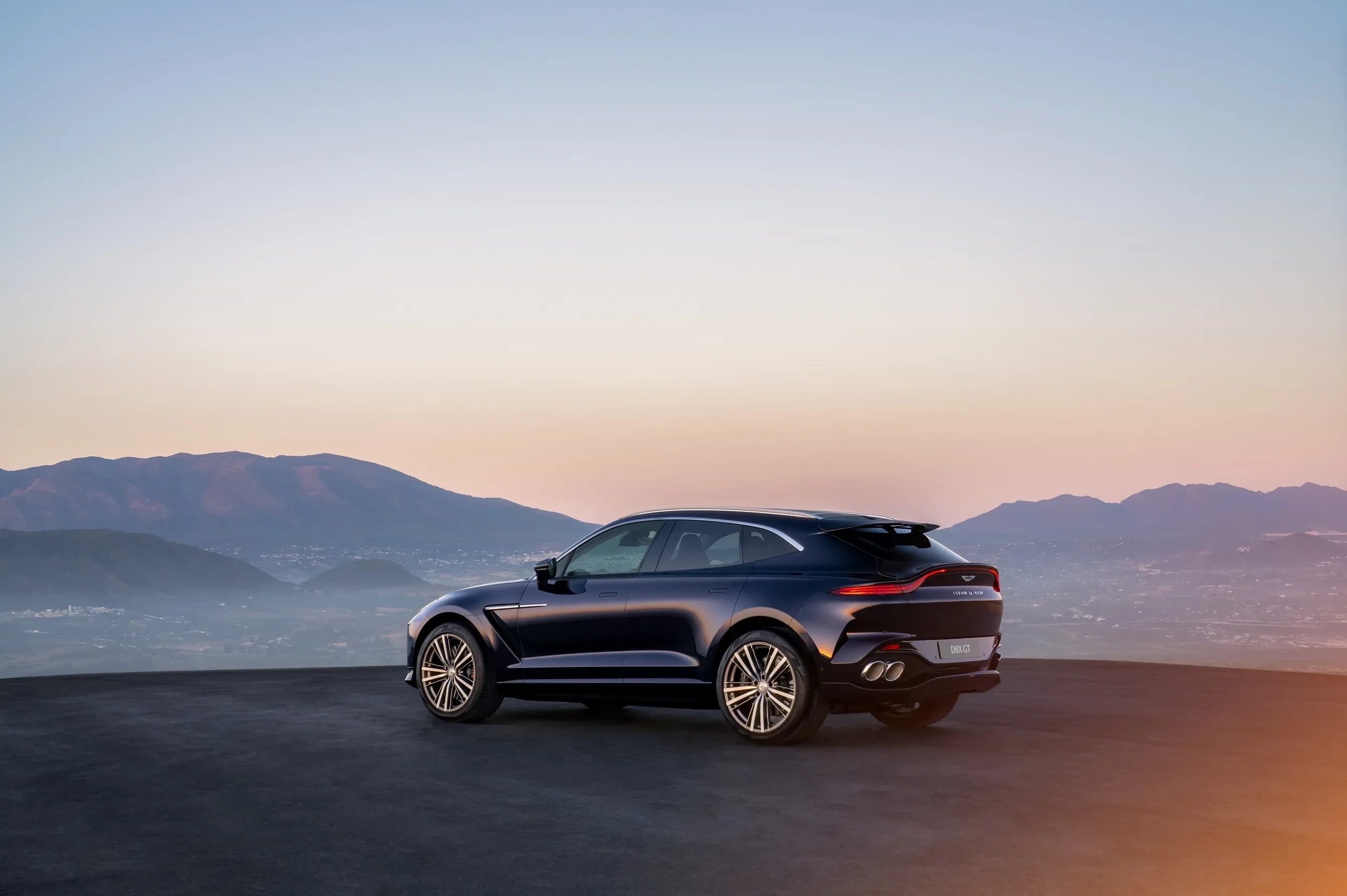 „Aston Martin DBX GT“: super-SUV, kuriame brutali jėga susitinka su aukščiausios klasės prabanga