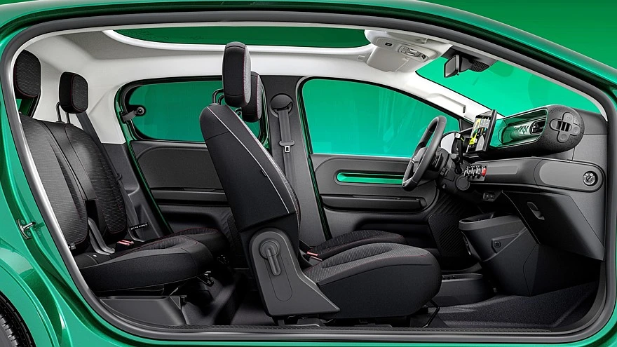 Nostalgiškas dizainas atgimsta iš naujo: elektrinis „Renault Twingo E-Tech“ gavo neįprastos formos panoraminį stogą