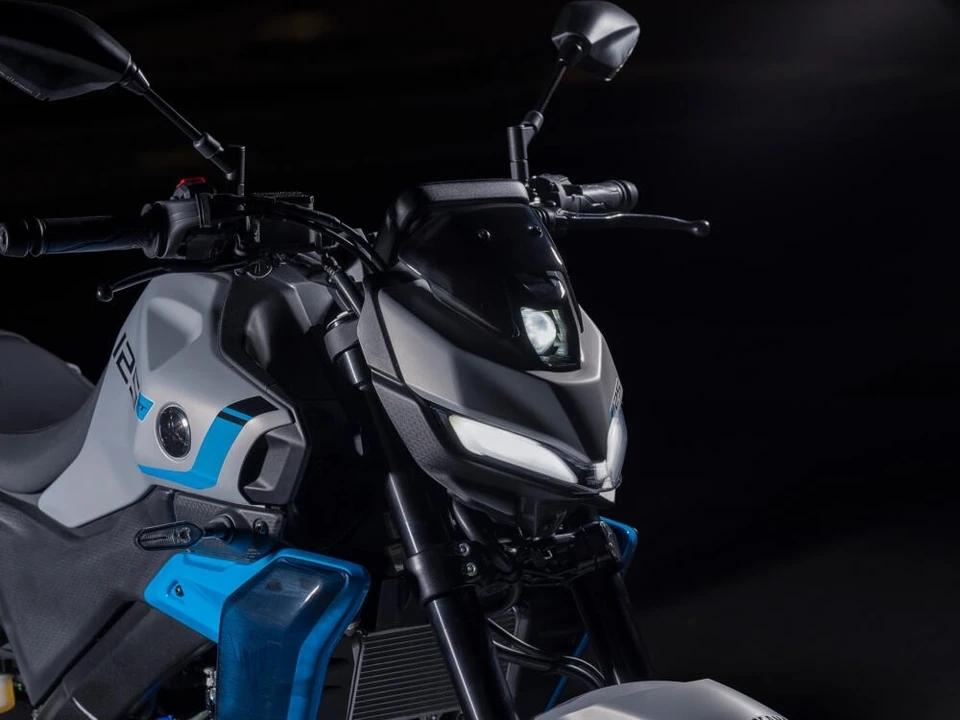 Aštresnis, agresyvesnis ir išmanesnis: pristatytas naujos kartos 2027 metų „Yamaha MT-125“