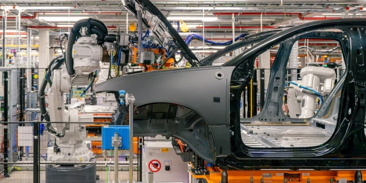 Gamybos iššūkiai Švedijoje: „Volvo“ atideda naujojo elektrinio „EX60“ tiekimą į JAV