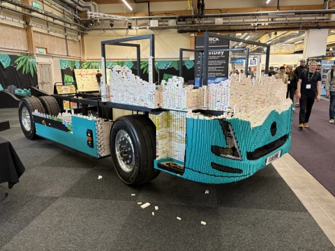 „LEGO“ beprotybė Švedijoje: konstruojamas pirmasis pasaulyje realaus dydžio, važiuojantis „Volvo FH Aero Electric“ vilkikas