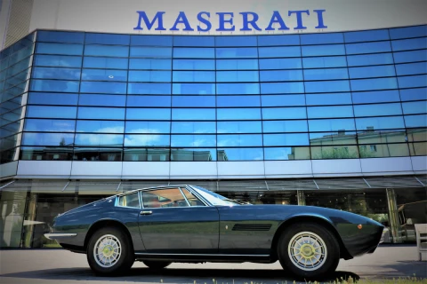 Šimtmečio jubiliejus ir laiko nepaliesta elegancija: „Maserati“ triumfas Bolonijos klasikos parodoje