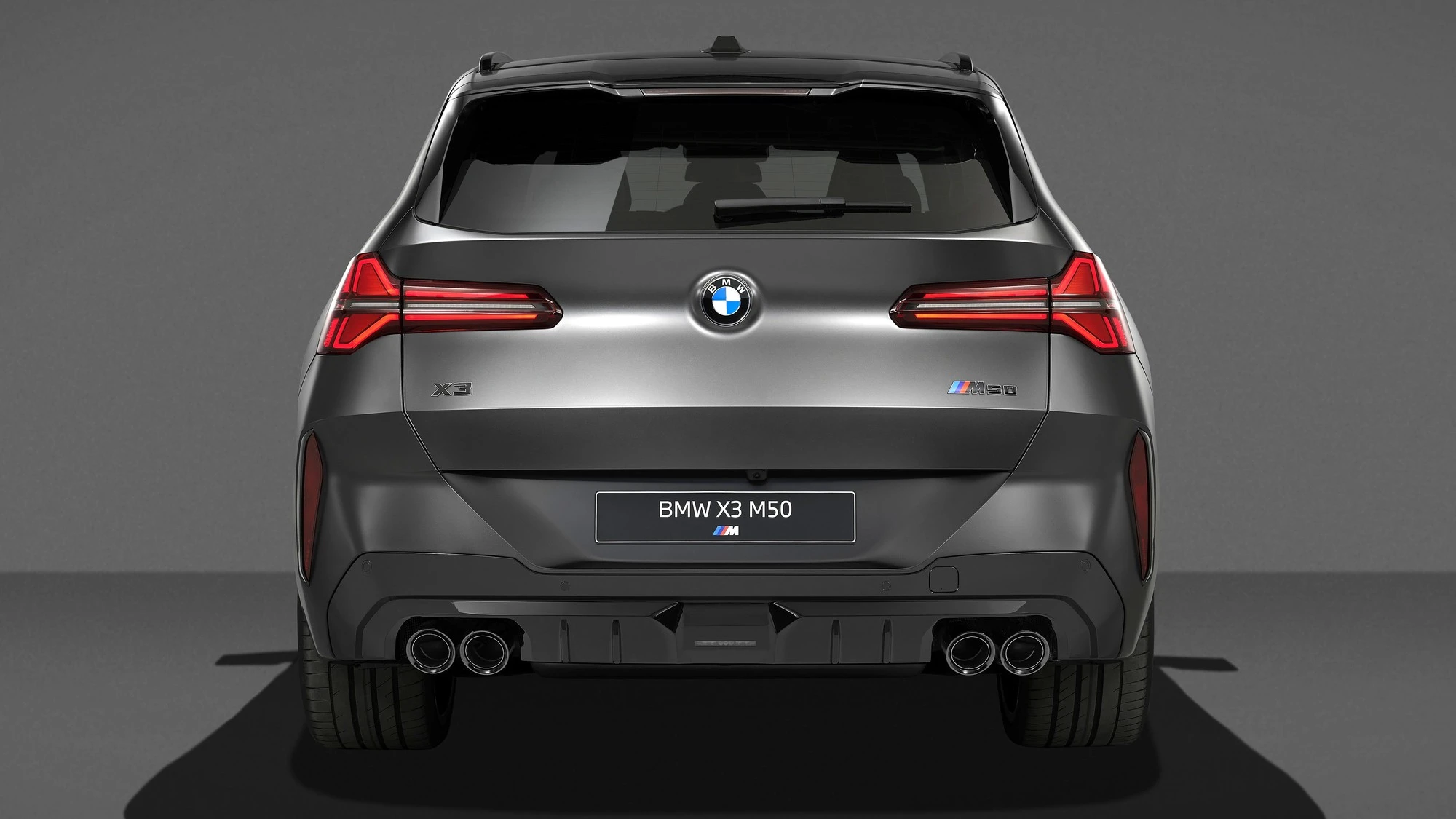 „BMW X3 M50 xDrive“ atsinaujina: daugiau galios ir agresyvus „Black Package“ stilius