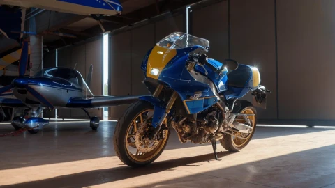Duoklė aštuntojo dešimtmečio legendai: „Yamaha“ pristatė 2027 m. „XSR900 GP“ su išskirtine „Legend Blue“ apdaila