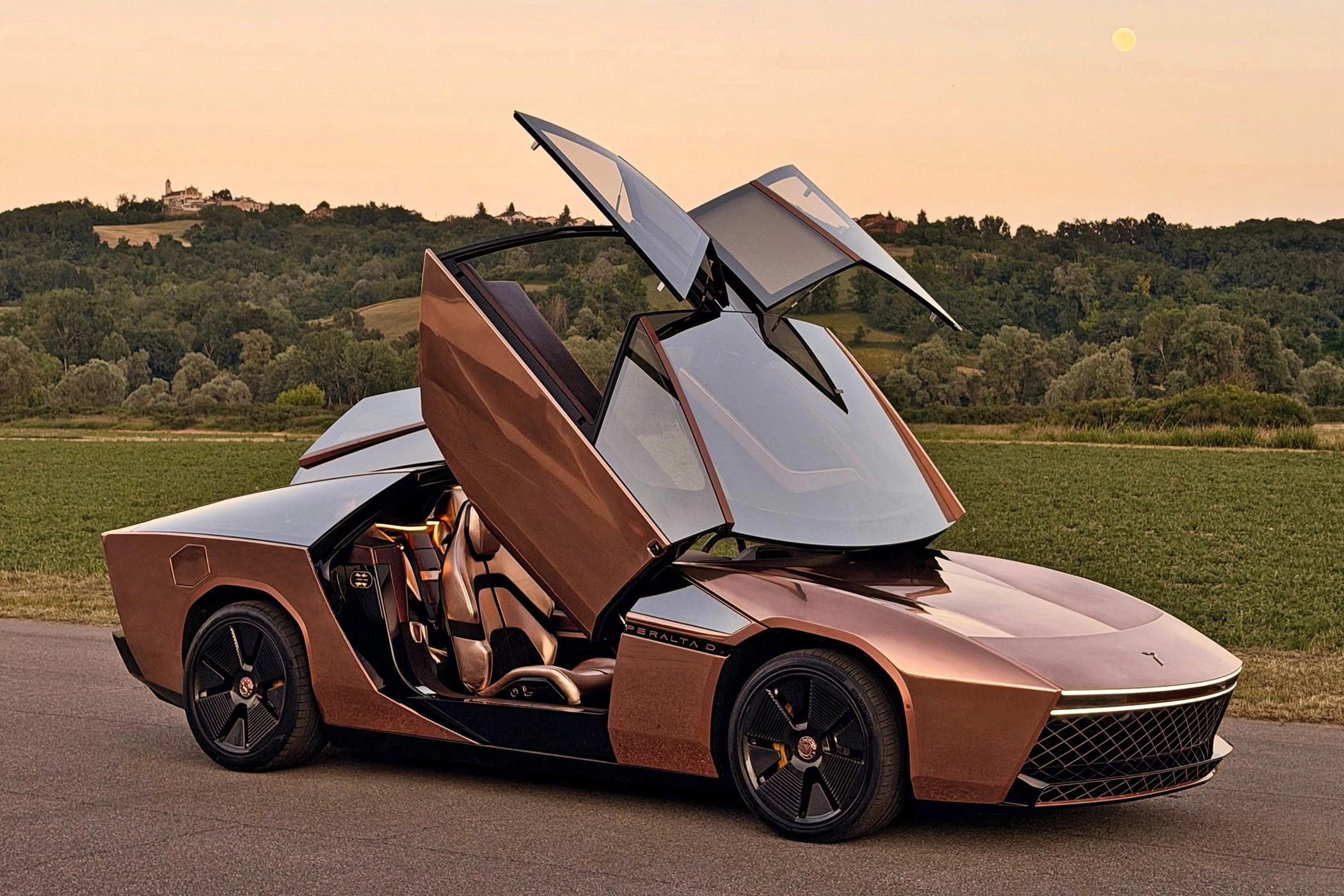 Vario spindesys ir 1970-ųjų dvasia: „GFG Style“ pristatė išskirtinį „Peralta D“ superautomobilįI