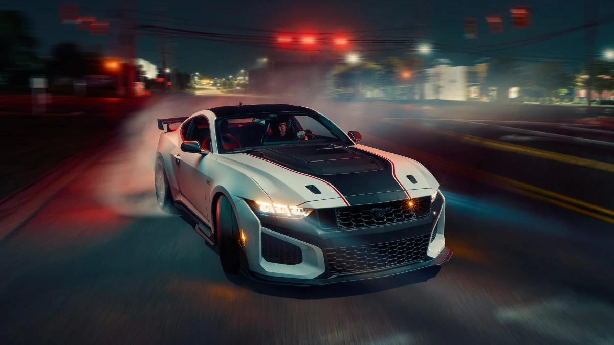 Legendinio „Shelby GT500“ dvasinis įpėdinis: oficialiai debiutuoja 795 AG „Ford Mustang Dark Horse SC“