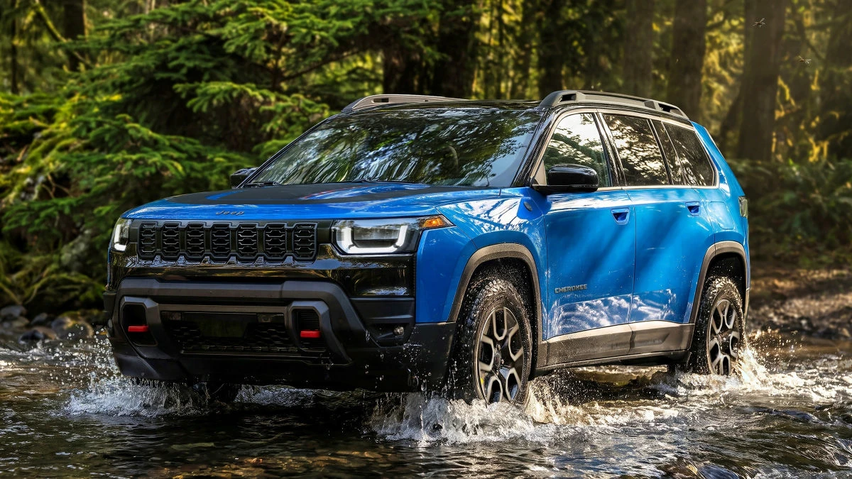 Iš hibridinio krosoverio – į tikrą bekelės kovotoją: debiutuoja naujasis „Jeep Cherokee Trailhawk“