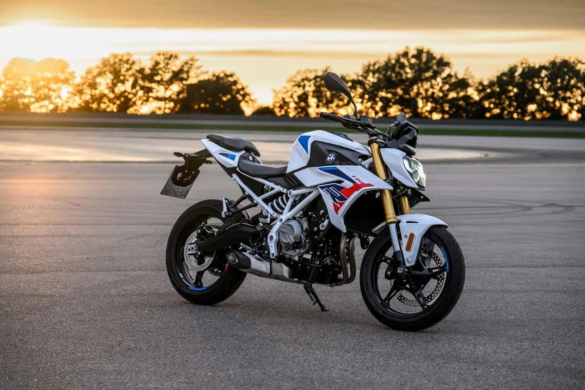 A2 klasės revoliucija iš Bavarijos: „BMW Motorrad“ oficialiai pristatė lengvąjį „F 450 R“
