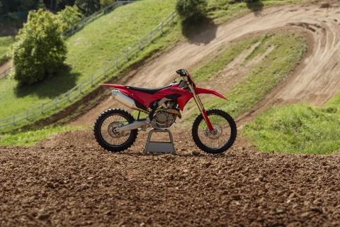 Bekelės revoliucija iš Bolonijos: „Ducati“ oficialiai pristatė 2027 m. „Desmo450 MX“ seriją