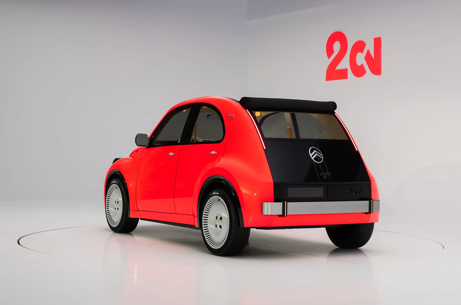 Legendos sugrįžimas Paryžiuje: pristatytas elektrinis „Citroën 2CV“ konceptas