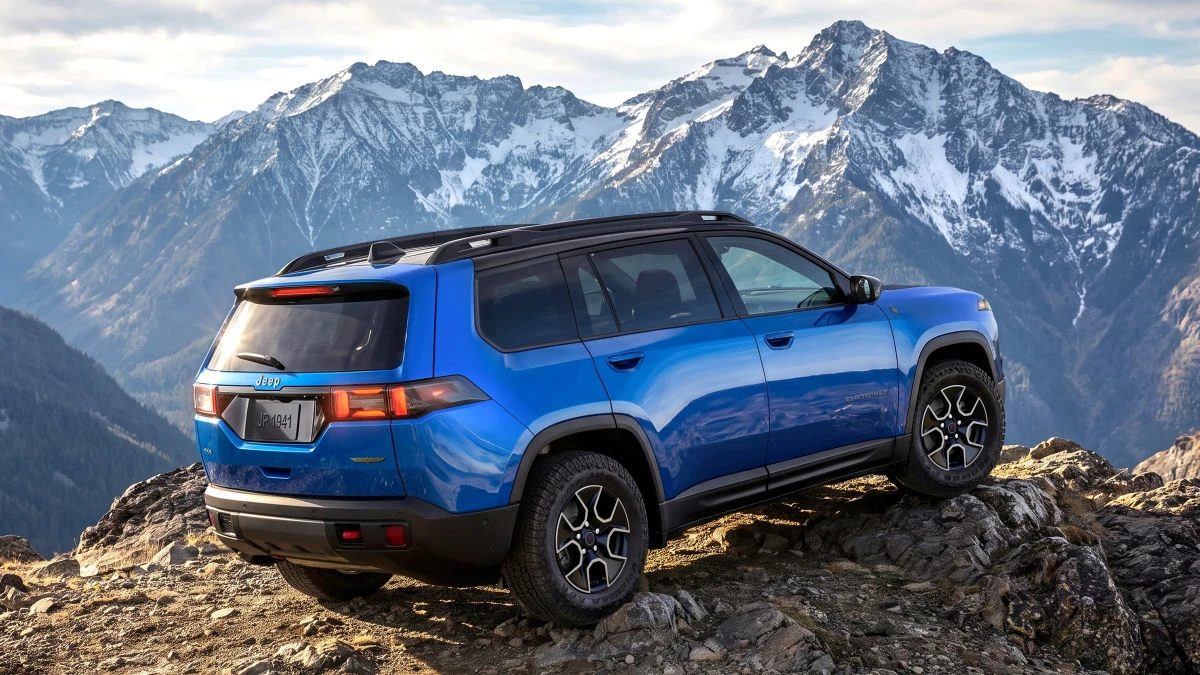 Iš hibridinio krosoverio – į tikrą bekelės kovotoją: debiutuoja naujasis „Jeep Cherokee Trailhawk“