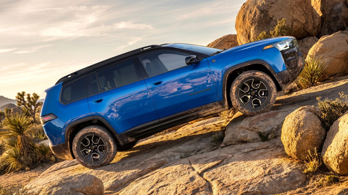 Iš hibridinio krosoverio – į tikrą bekelės kovotoją: debiutuoja naujasis „Jeep Cherokee Trailhawk“