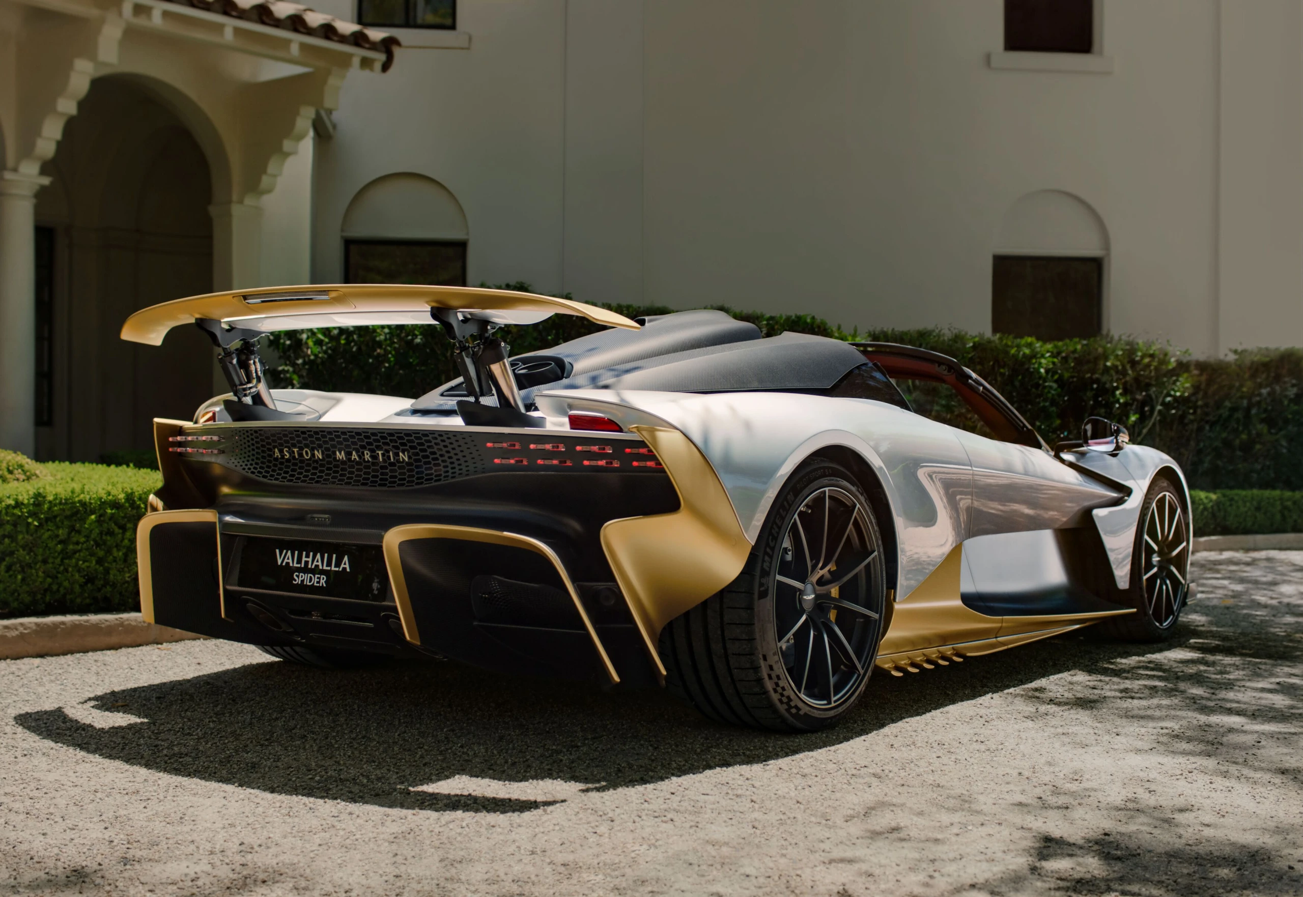 Aston Martin Valhalla Spider: greičiausias visų laikų britų superautomobilis atviru stogu