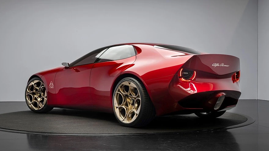 „Alfa Romeo Cuorerosso“ konceptas Paryžiuje: stulbinantis dizainas ir galingas V6 su hibridine sistema