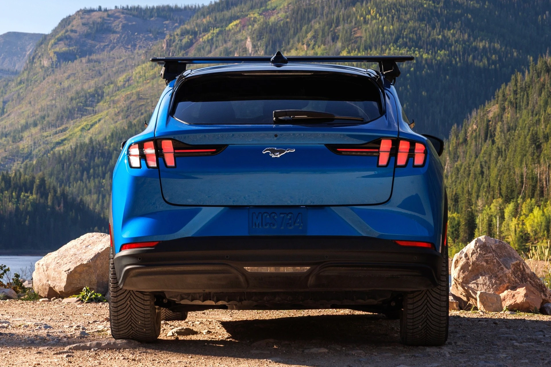 Atnaujintas „Ford Mustang Mach-E“ bando atsikovoti pirkėjus su padidinta baterija ir nauja „Trail“ versija
