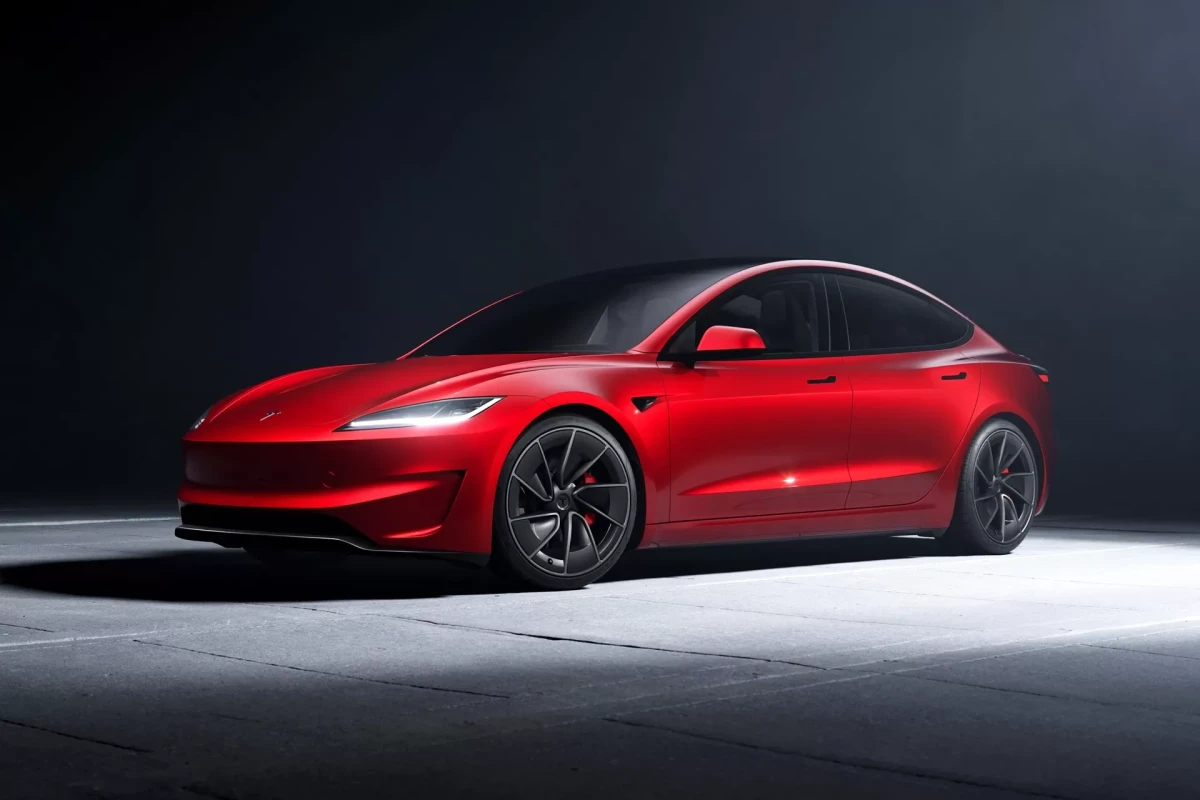 „Tesla Model 3“ evoliucija: dar daugiau galios „Performance“ versijai ir didesnis ekranas visiems