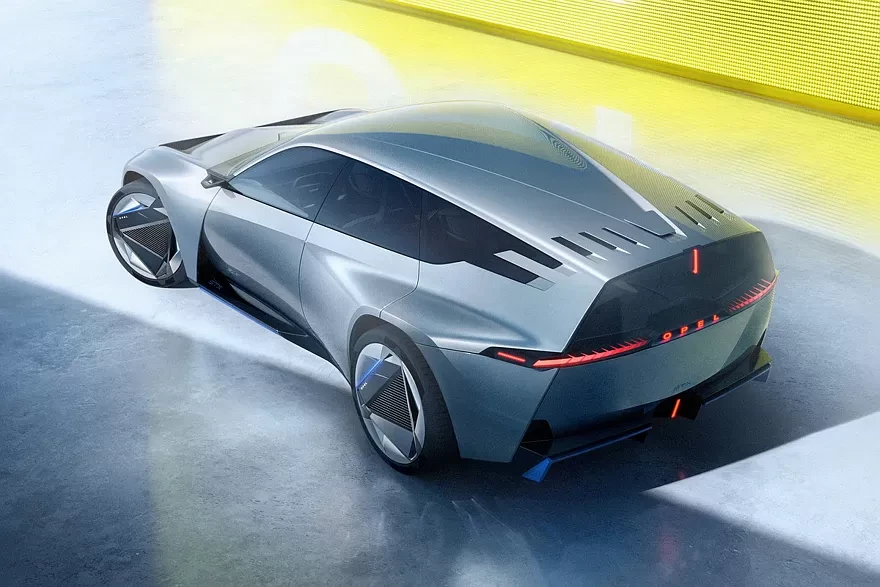 „Opel STX Concept“ Paryžiuje: stulbinantis universalas, diktuojantis markės ateities dizainą