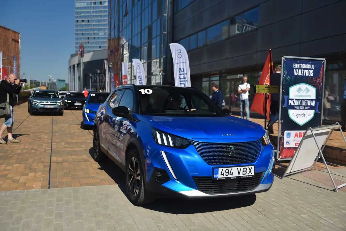 „Peugeot“ ekipažai elektromobilių varžybose užėmė tris pirmąsias vietas