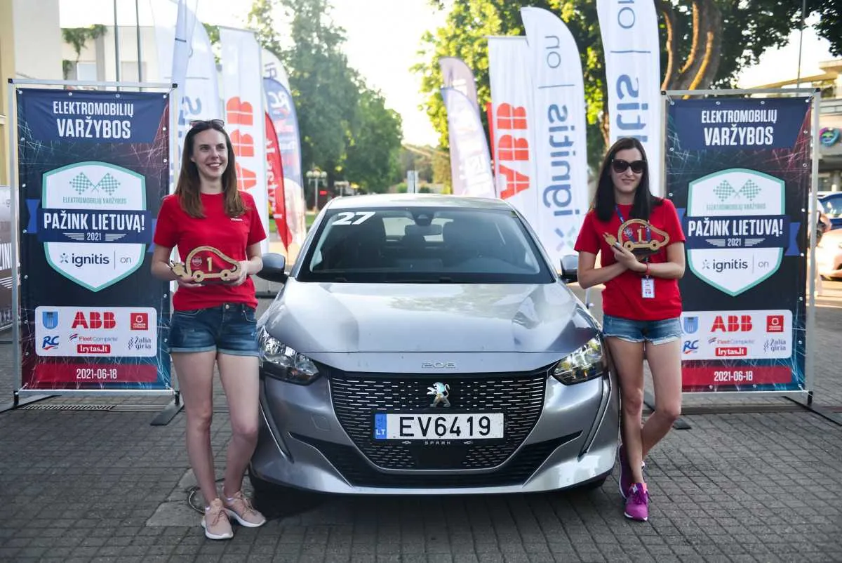 „Peugeot“ ekipažai elektromobilių varžybose užėmė tris pirmąsias vietas