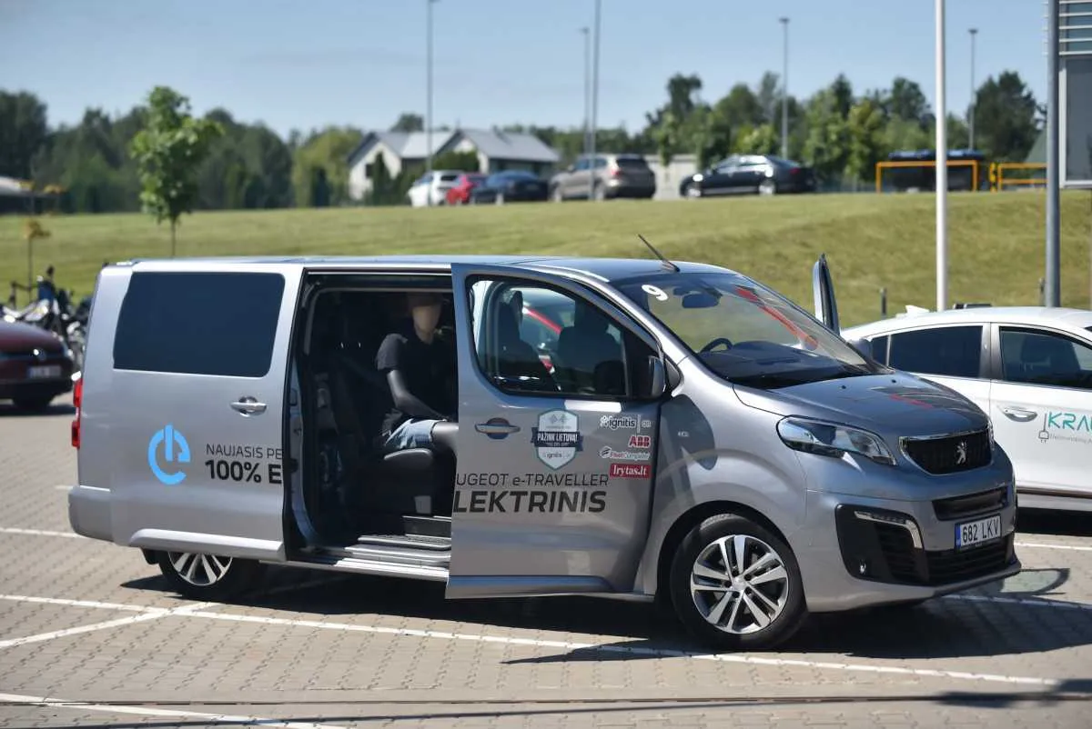 „Peugeot“ ekipažai elektromobilių varžybose užėmė tris pirmąsias vietas
