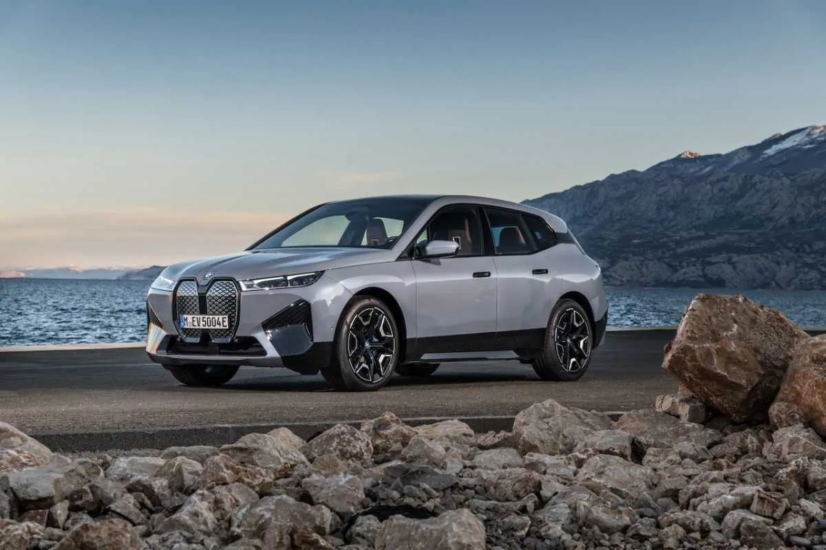 Tarp rudenį pasirodysiančių BMW elektrinių modelių – pirmasis M serijos elektromobilis