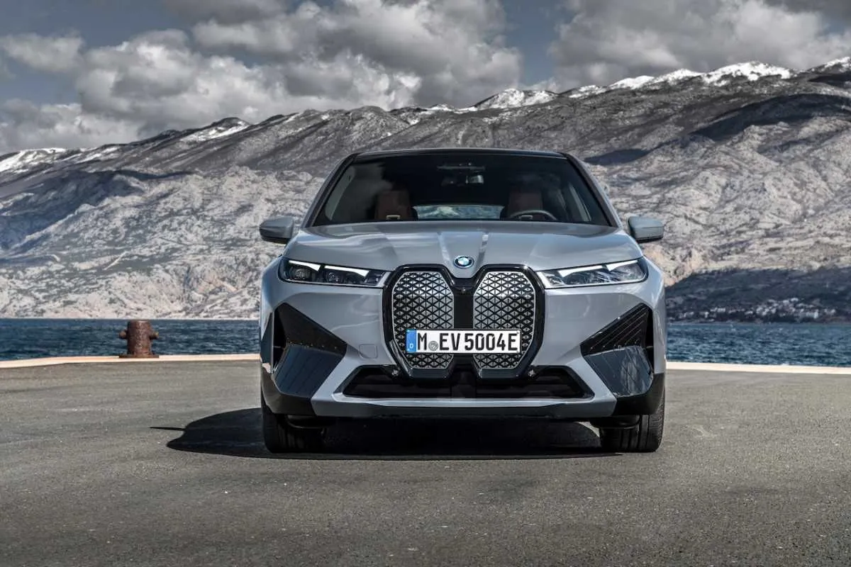 Tarp rudenį pasirodysiančių BMW elektrinių modelių – pirmasis M serijos elektromobilis