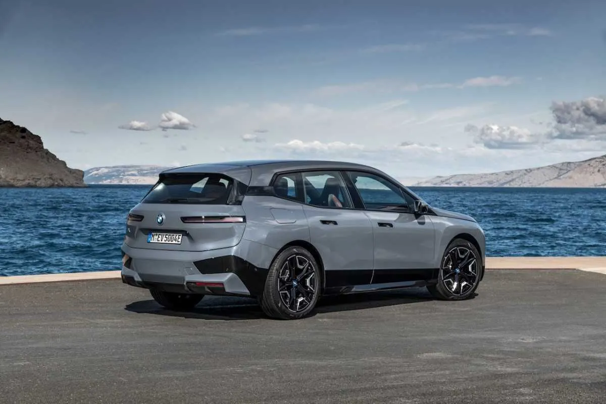 Tarp rudenį pasirodysiančių BMW elektrinių modelių – pirmasis M serijos elektromobilis