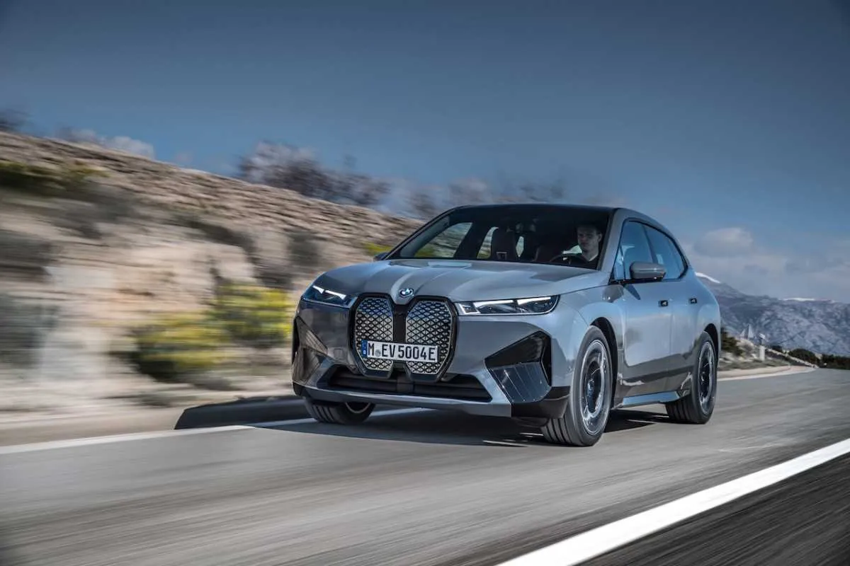Tarp rudenį pasirodysiančių BMW elektrinių modelių – pirmasis M serijos elektromobilis