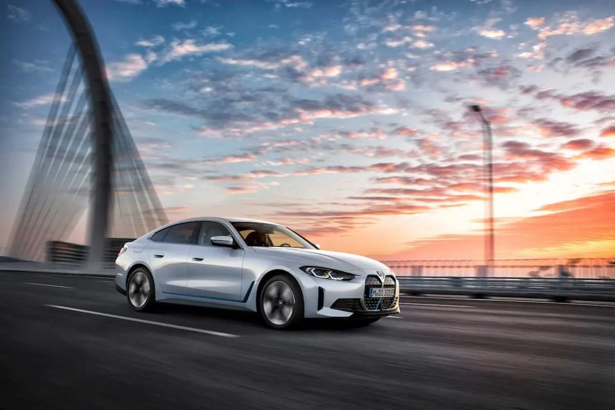 Tarp rudenį pasirodysiančių BMW elektrinių modelių – pirmasis M serijos elektromobilis
