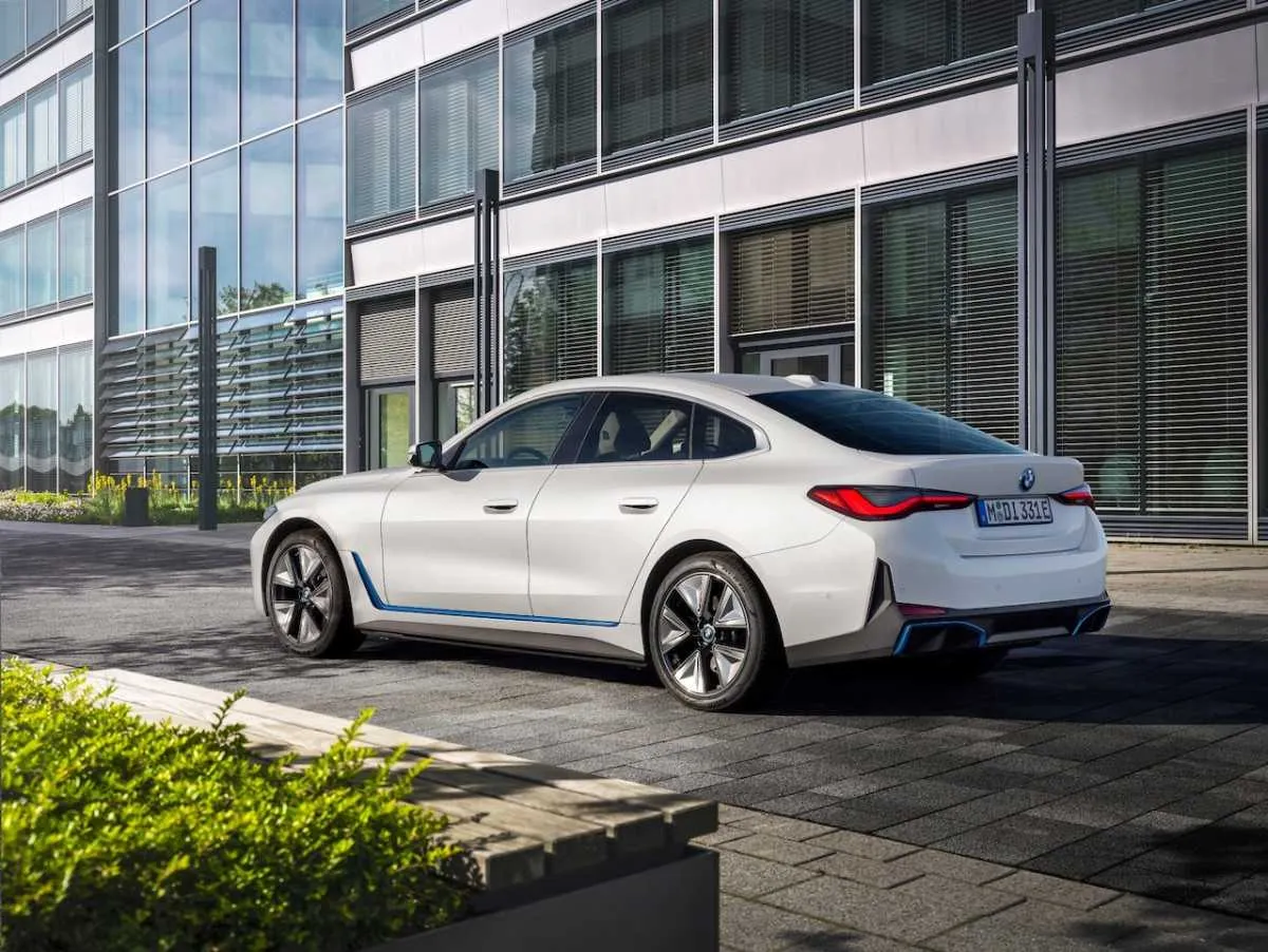 Tarp rudenį pasirodysiančių BMW elektrinių modelių – pirmasis M serijos elektromobilis