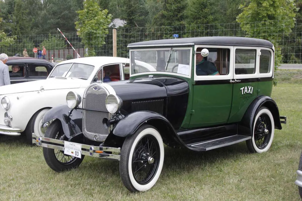 Biržuose – senovinių automobilių magija