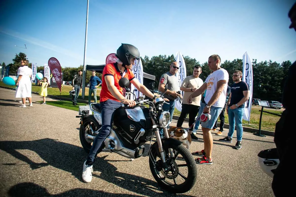 Užfiksavo naują Lietuvos rekordą – vienoje vietoje susirinko daugiausiai elektromobilių