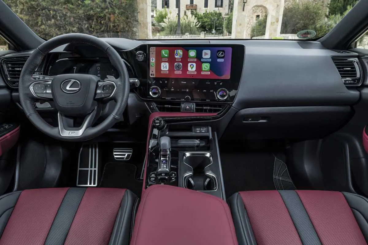 „Lexus“ pristatė naująjį NX
