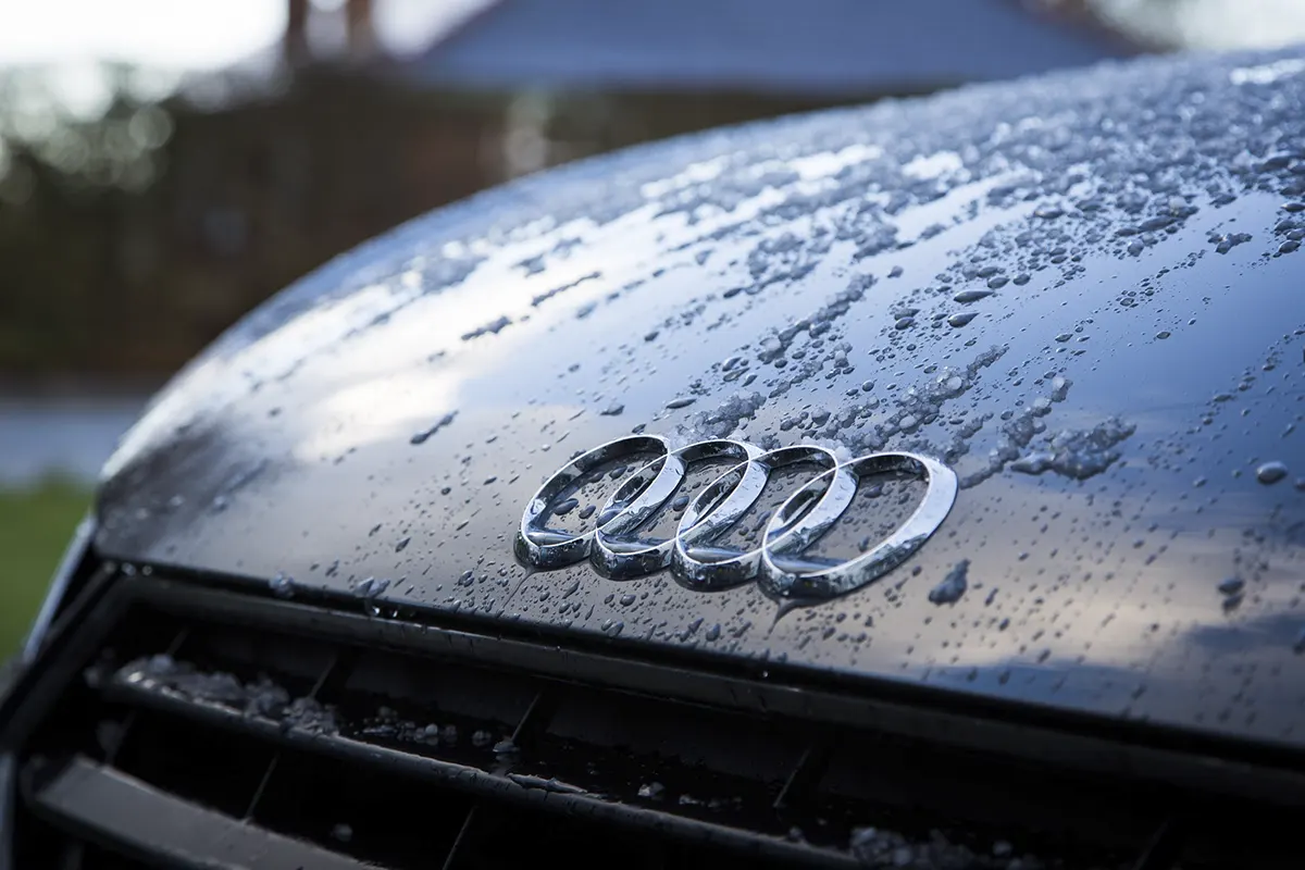 "Audi" planuoja iki 2033 m. atsisakyti modelių su vidaus degimo varikliais