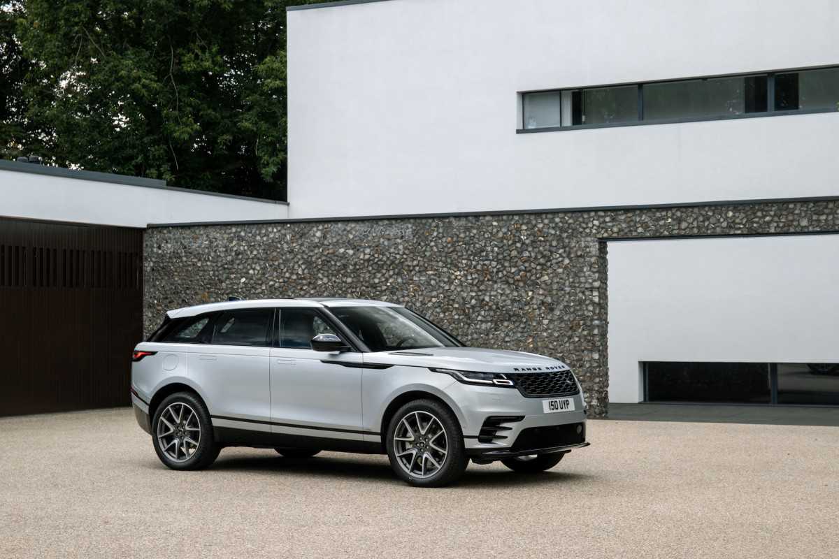 Atnaujintas „Range Rover Velar“ jau pasiekė Lietuvą: rafinuotą stilių papildė elektrifikuotos pavaros