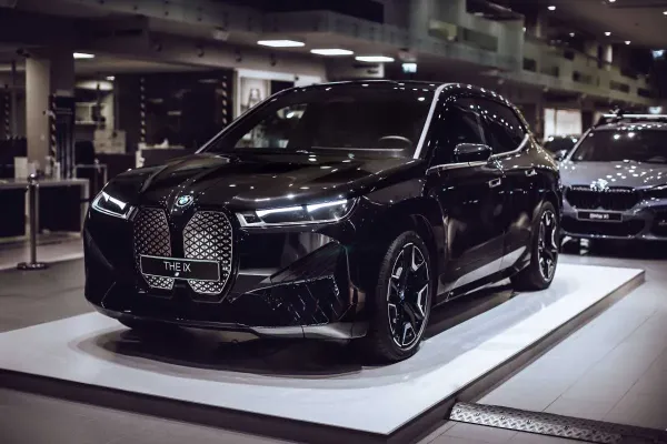 Lietuvoje debiutuoja BMW naujos eros elektromobilis – „BMW iX“