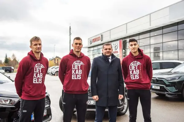 „Lietkabelio“ žaidėjai atsiėmė naujutėlaičius „Toyota“ automobilius