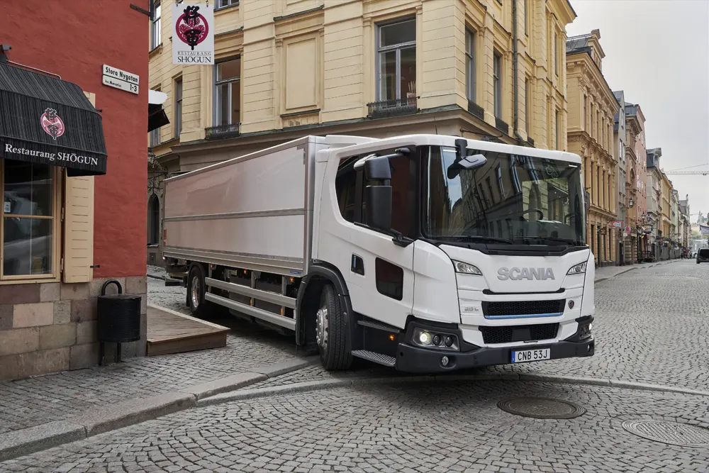 Nuo prekybos centrų iki miestų savivaldybių: kaip pristatymo sunkvežimiai Europoje iš dyzelinių virsta varomi elektra?