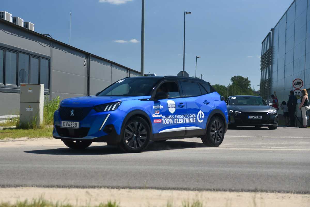 „Peugeot“ ekipažai elektromobilių varžybose užėmė tris pirmąsias vietas