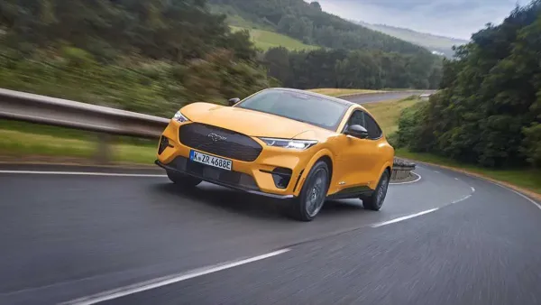 Automobilių spalvos: kaip sukuriamas futuristinis, o kaip – prabangus įvaizdis?