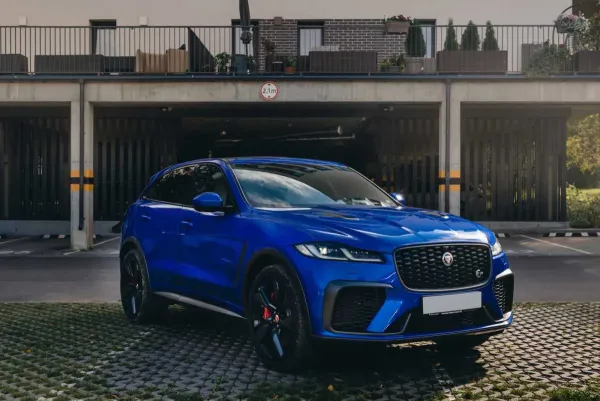 „Jaguar“ į Lietuvą atvežė ypatingą visureigį – 550 AG „F-Pace SVR“