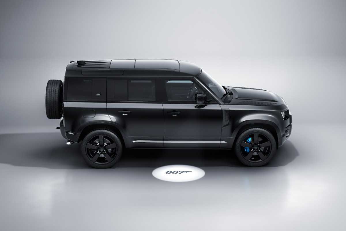 „Land Rover“ pristatė naują „Defender V8 Bond Edition“, įkvėptą kino filmo „Mirtis palauks“