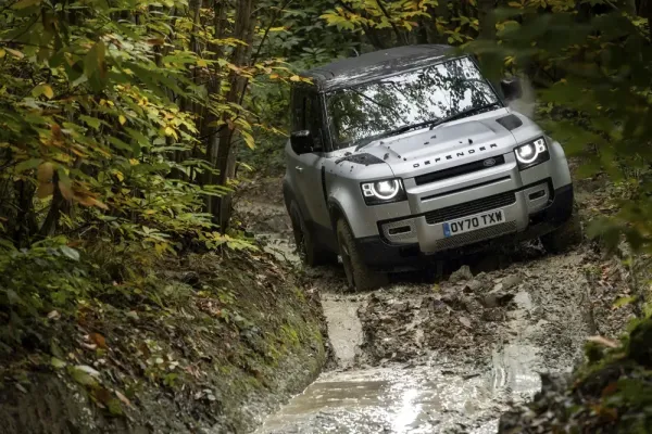 „Jaguar Land Rover“ skelbia ambicingus tvarumo tikslus, kurie nustatys naujus prabangių automobilių pramonės standartus