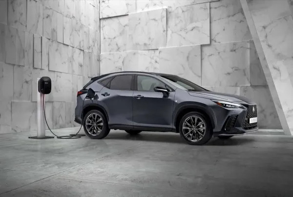 Į Lietuvą greitai atvyksiantis „Lexus NX 450h+“ hibridas vien elektra įveiks beveik 100 km