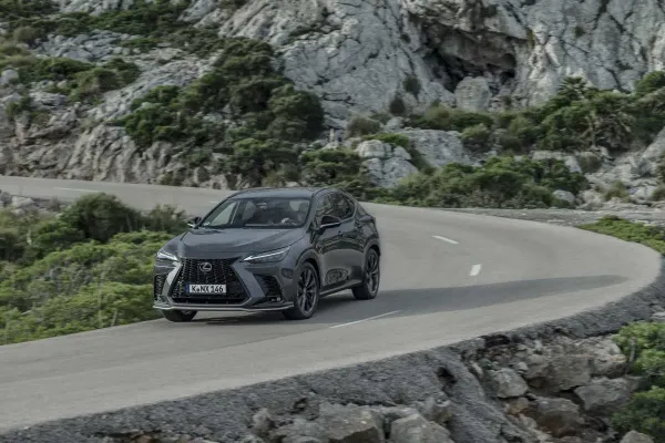 „Lexus“ pristatė naująjį NX