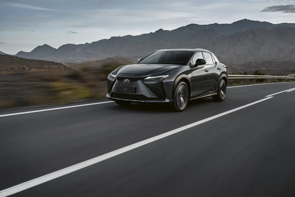 „Lexus“ pristatė viso pasaulio rinkoms skirtą naujos kartos elektromobilį – RZ 450e