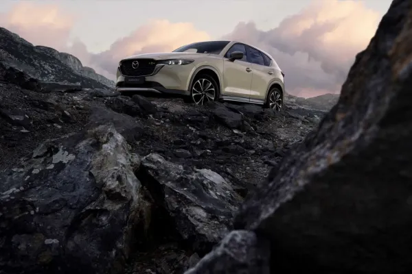 „Mazda“ pristatė atnaujintą CX-5 visureigį – pastebimi pokyčiai apima visą automobilį