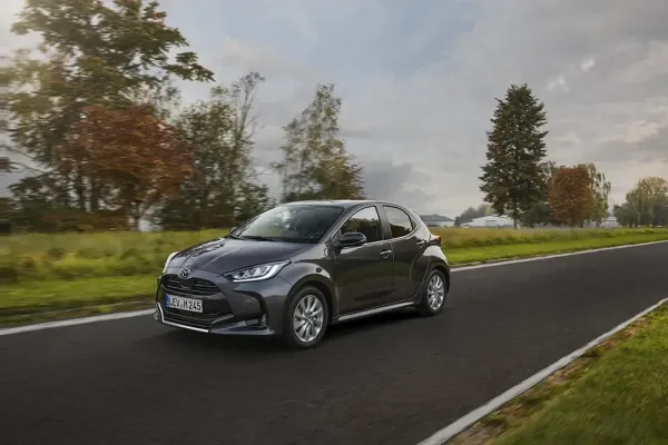 „Mazda“ gama elektrifikuojama – atvyksta nauja hibridinė versija „Mazda2 Hybrid“